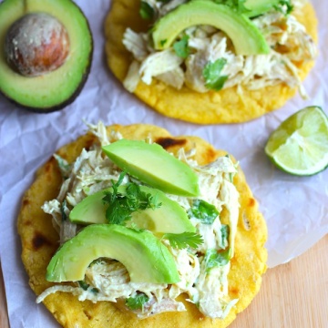 Arepa con Pollo y Aguacate |mycolombianrecipes.com