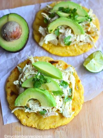 Arepa con Pollo y Aguacate |mycolombianrecipes.com