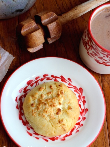 Garullas (Corn Meal and Fresh Cheese Bread) |mycolombianrecipes.com