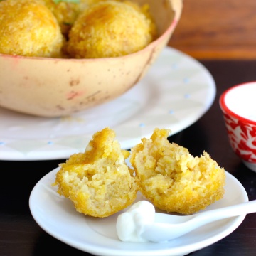 Jujú (Green Plantain and Cheese Balls) |mycolombianrecipes.com