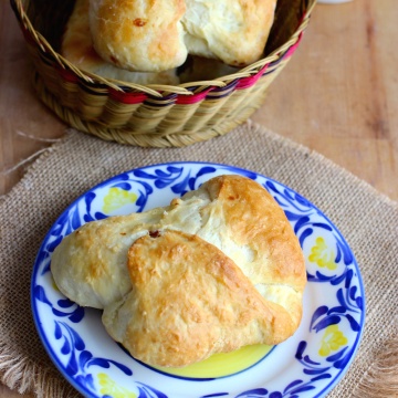 Mogolla Chicharrona (Crispy Pork Belly Stuffed Bread) |mycolombianrecipes.com