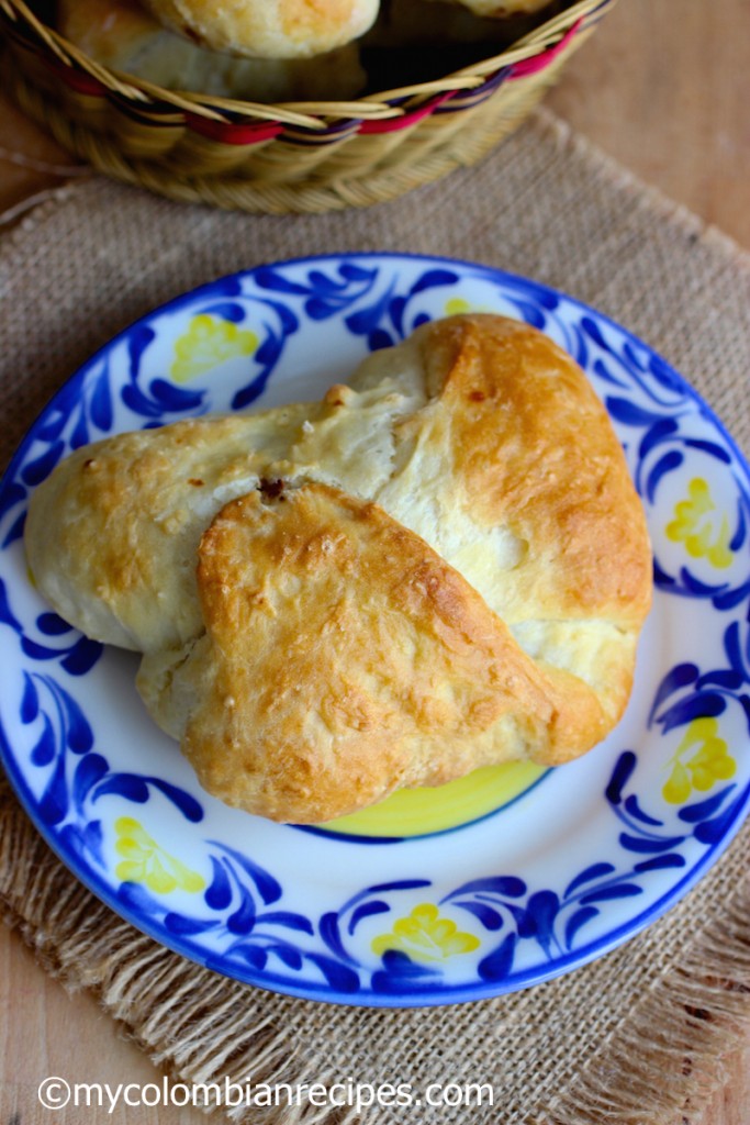 Mogolla Chicharrona (Crispy Pork Belly Stuffed Bread) |mycolombianrecipes.com