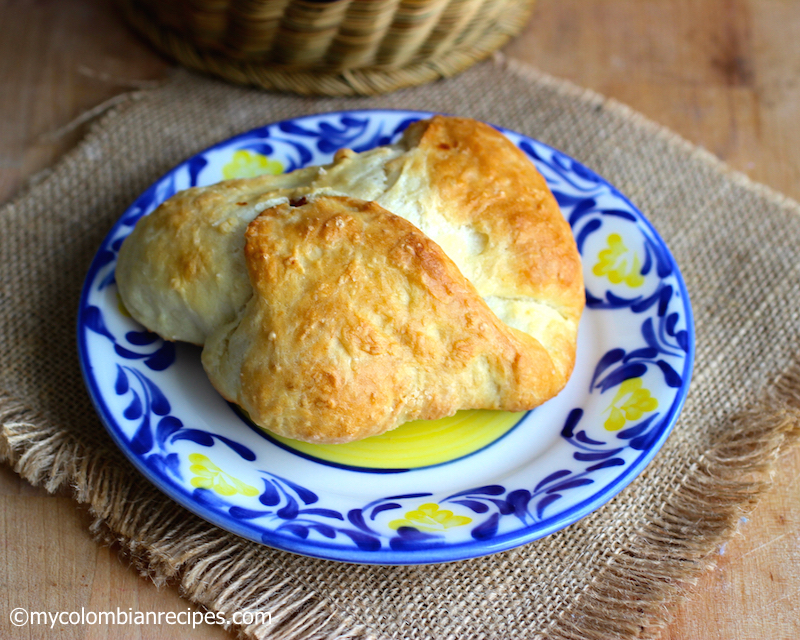 Mogolla Chicharrona (Crispy Pork Belly Stuffed Bread) |mycolombianrecipes.com