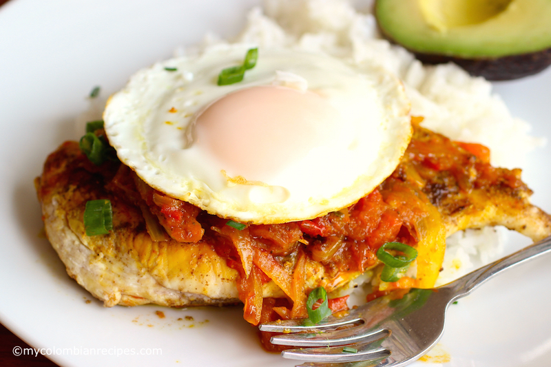 Pollo a la Criolla a Caballo (Chicken with Colombian-Style Creole Sauce)