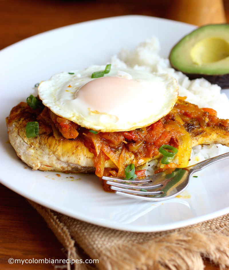 Pollo a la Criolla a Caballo (Chicken with Colombian-Style Creole Sauce)