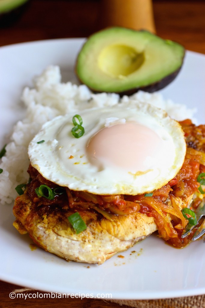 Pollo a la Criolla a Caballo (Chicken with Colombian-Style Creole Sauce)