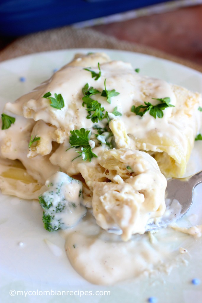 Chicken and Broccoli Alfredo Lasagna Rolls |mycolombianrecipes.com