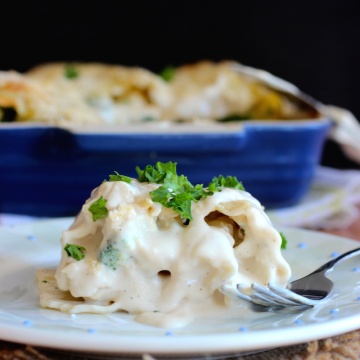 Chicken and Broccoli Alfredo Lasagna Rolls |mycolombianrecipes.com