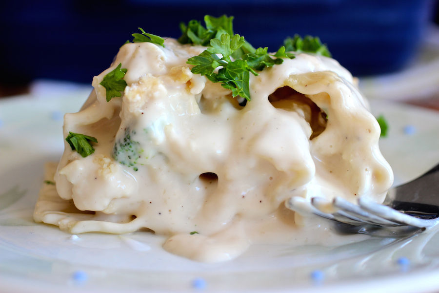 Chicken and Broccoli Alfredo Lasagna Rolls |mycolombianrecipes.com