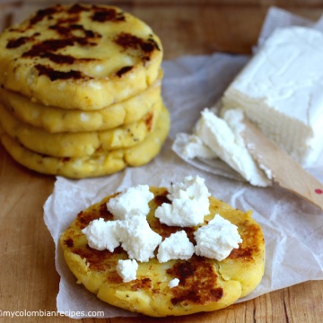 Arepas de Plátano Maduro (Ripe Plantain Arepas) |mycolombianrecipes.com