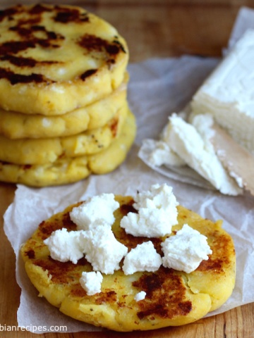 Arepas de Plátano Maduro (Ripe Plantain Arepas) |mycolombianrecipes.com