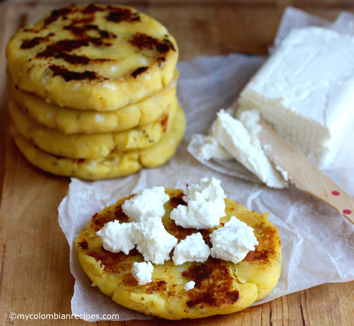 Arepas de Plátano Maduro (Ripe Plantain Arepas) |mycolombianrecipes.com