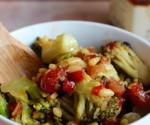 Broccoli with Roasted Red Pepper and Onion |mycolombianrecipes.com