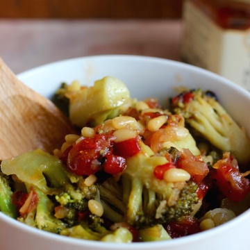 Broccoli with Roasted Red Pepper and Onion |mycolombianrecipes.com