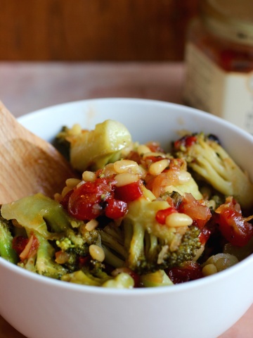 Broccoli with Roasted Red Pepper and Onion |mycolombianrecipes.com