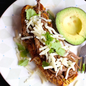 Plátano Relleno de Carne Desmechada (Ripe Plantain Stuffed with Shredded Beef)