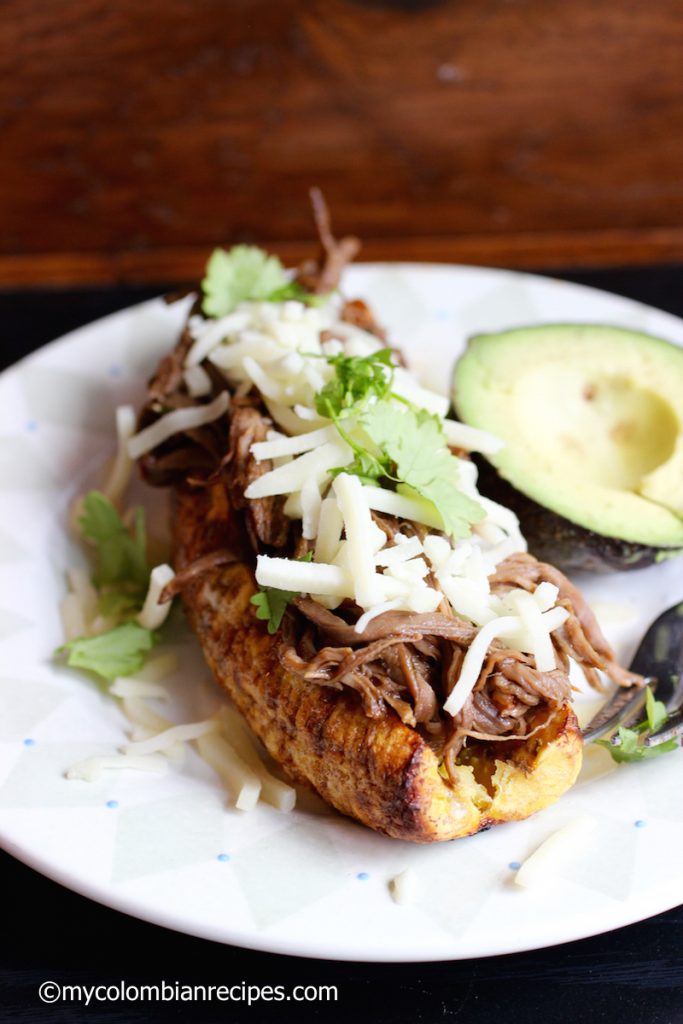 Plátano Relleno de Carne Desmechada (Ripe Plantain Stuffed with Shredded Beef) 