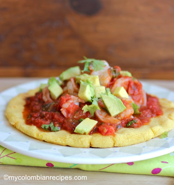 Arepa con camarones y hogao