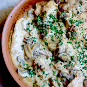 Chicken Breast with Mushroom Sauce (Pechuga con Salsa de Champiñones)