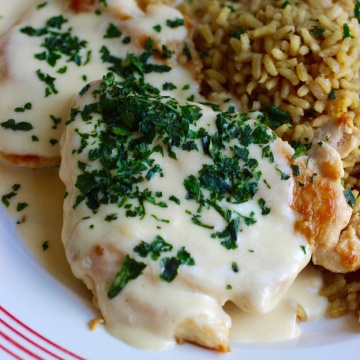 Pollo con Salsa de Queso (Chicken Breast with Cheese Sauce)