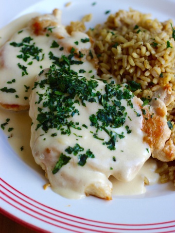 Pollo con Salsa de Queso (Chicken Breast with Cheese Sauce)