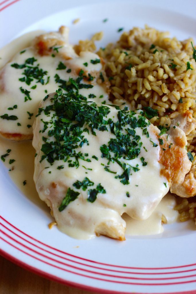 Pollo con Salsa de Queso (Chicken Breast with Cheese Sauce)